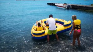 Неудачная попытка катания на ватрушке в Черном море