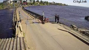 Ветер сносит понтонный мост в Соломенном