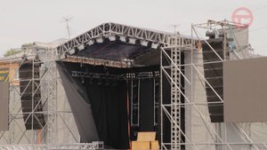 Завершается монтаж главного сценического комплекса на центральной площади