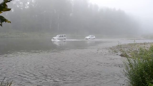 УАЗ Патриот перетаскивает Рено Дастер через реку смотреть онлайн