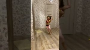 Милана учит танцевать