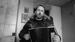 "Чёрный ворон" (а ну-ка парень, подними повыше ворот) под гармонь.