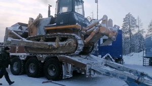 Первый раз заезжаю на тралл Татра 380 на бульдозере Shantui SD23. Север, вахта ЯНАО.