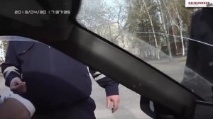 Сотрудник ДПС разбивает стекло в машине