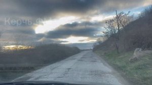 Дыры в дороге к Еникале в Керчи засыпали асфальтовой крошкой