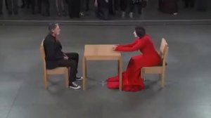 Марина Абрамович на своей выставке в МОМА представила в 2010 году перформанс…