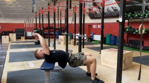 Пуловер лёжа на скамье с гантелью