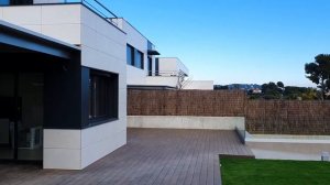 Новые виллы возле моря в пригороде Барселоны, Испания