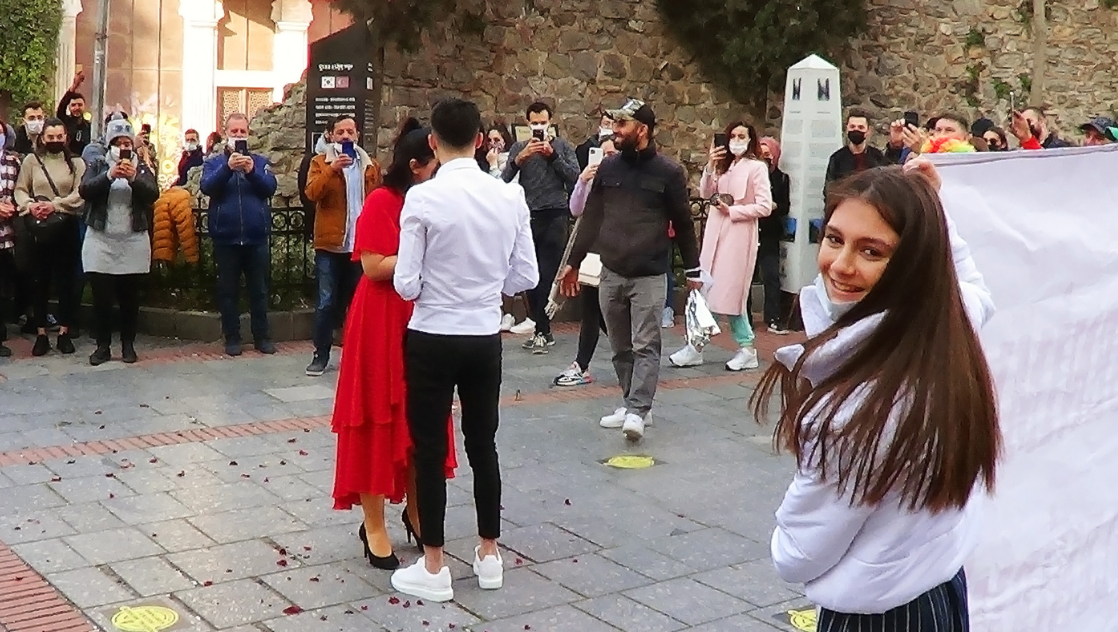 Парень просит руки девушки в центре Стамбула