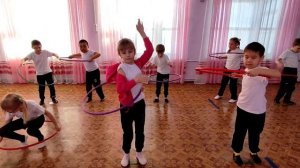 Учимся крутить обруч на талии в подготовительной группе
