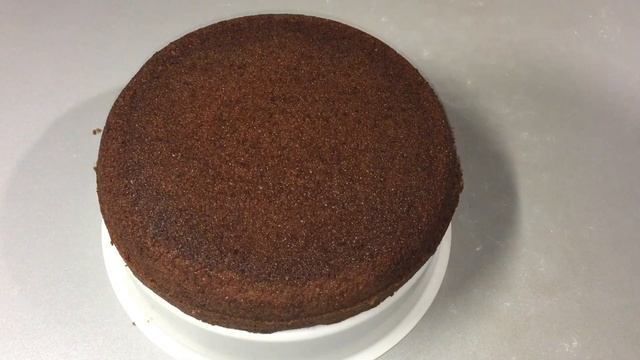 КАК РОВНО РАЗРЕЗАТЬ БИСКВИТ/Простой способ/Режем бисквит нитью смотреть онлайн