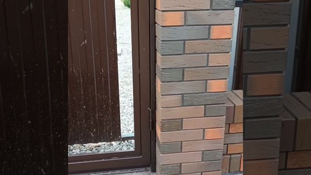Кирпич Браер забор на чёрный раствор. Готовый вид