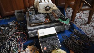 Нашли заброшенное здание. Копаем металл. Много электроники.