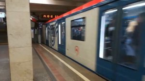 Поезд Москва на станции метро Пролетарская