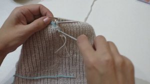 Стильная шапка спицами. Мастер-класс шапка спицами с красивой макушкой лопата.