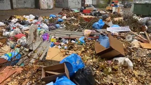Мусорная свалка недалеко от площади Дружинников в Ростове-на-Дону (05.11.2021) смотреть онлайн