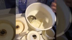 Как в деревне делают домашнюю сметану из козьего молока.