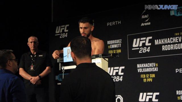 Yair Rodriguez and Josh Emmett Make Weight For UFC 284 Interim Title Fight смотреть онлайн