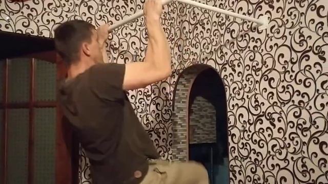 УДОБНЫЙ турник в квартире смотреть онлайн