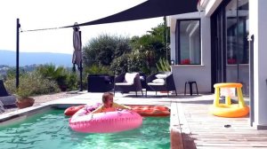 Катя и Макс весело играют в активные игры