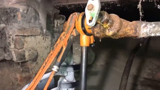 Замена дюймового крана в частном доме под давлением смотреть онлайн