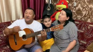 «Мы вместе с птицами в небо уносимся(Жизнь)» поют муж и жена под гитару. В серединке внук 😀💜