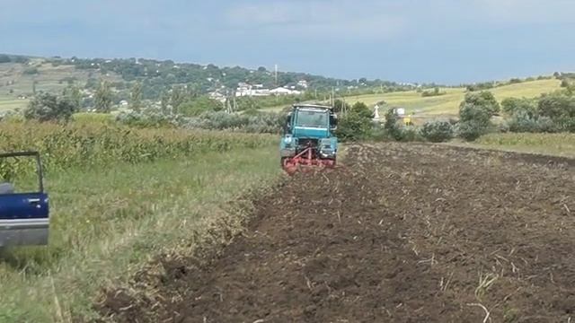 трактор хтз 260 с двигателем  вольво 67л осеняя пахота.