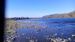 Есть берег левый у реки, есть берег правый...