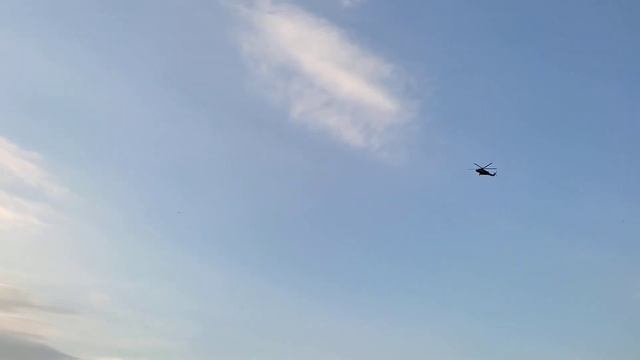 Боевые вертолеты летают над пляжем с сотнями людей! Минск, река Вяча смотреть онлайн