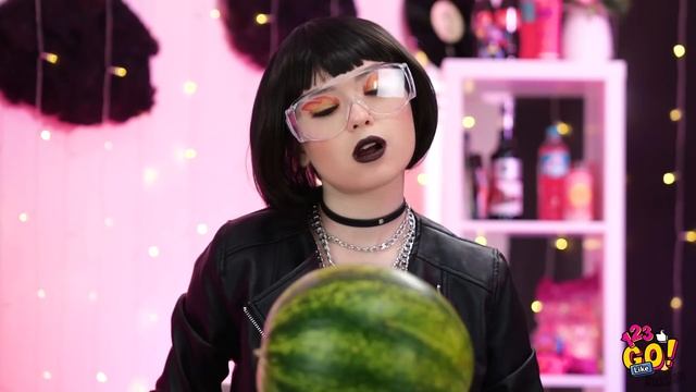 ЕДИМ ПРОДУКТЫ ОДНОГО ЦВЕТА || Веселые ситуации и шикарные лайфхаки с едой от 123 GO Like! смотреть онлайн