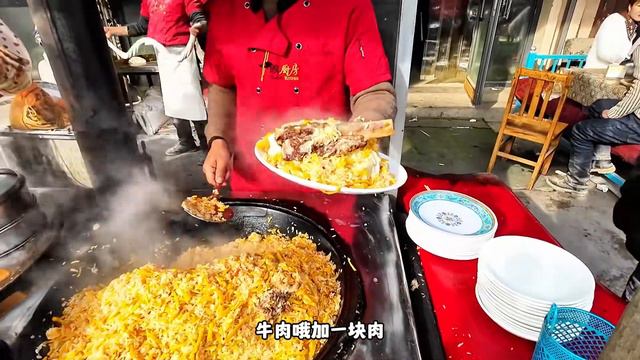 新疆抓饭包子15块，现做现出加肉30块