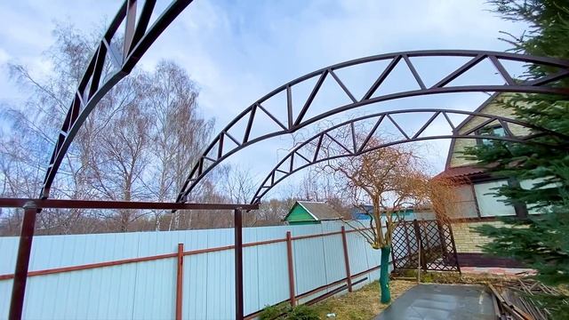 Навес для машины во дворе частного дома Спецкаркас