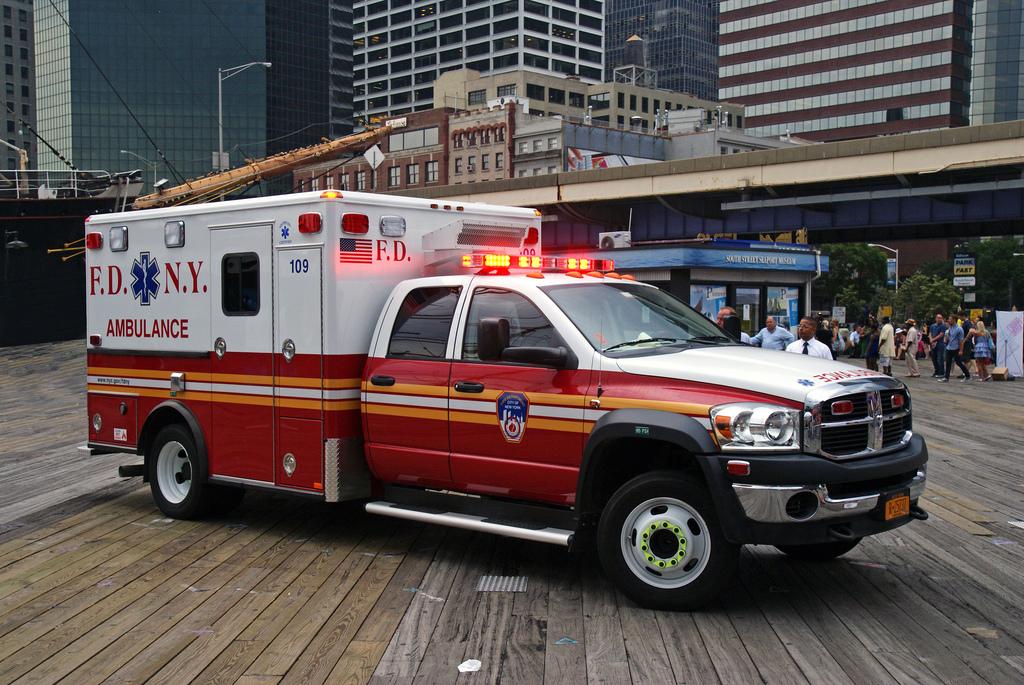 Скорая сша. Dodge FDNY. Dodge Ram Ambulance. Додж Дакота амбуланс. Амбулансе NY.