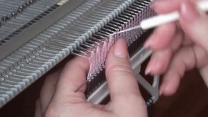 Учимся вязать на ручной вязальной машинке "каскад"