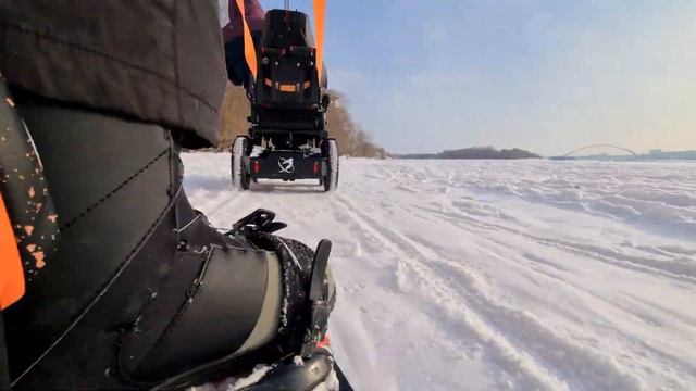 Катание на сноуборде за инвалидной коляской Цепляем плюшку за коляску 4WD смотреть онлайн