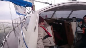 Парусная яхта при сильном ветре