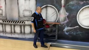 впервые пришли в боулинг. как бросать шар.