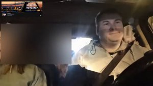 ПАССАЖИРКА ПОДКАТЫВАЕТ К ТАКСИСТУ