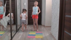 Веселый и спортивный чудо коврик из разноцветных пазлов. Funny and sports miracle carpet.