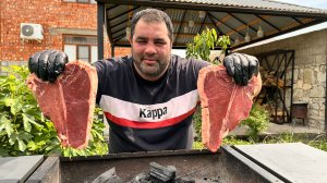 Стейк на косточке, приготовленный на гриле, с греческим соусом и помидорами-гриль!!!