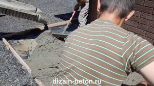 Бетонная отмостка дома, выполненная по технологии печатного бетона