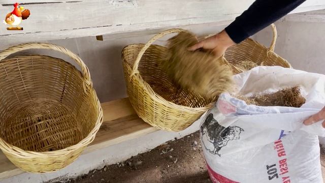 Крепим гнезда для кур из старых корзин