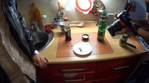 ТРЭШ БАЯН - ЕДИМ ЛИЧИНОК, ПРОКОЛ НОСА, В СТРИНГАХ В ПРОРУБЬ