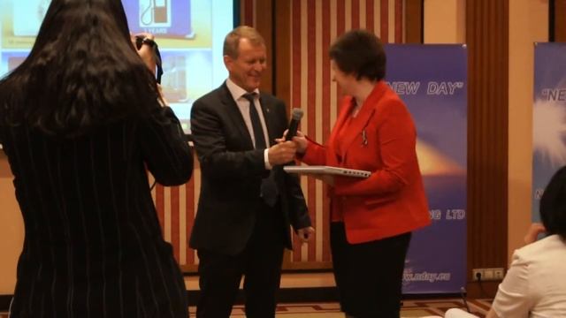 PUMA.BZ Вручение ультрабука с золотым логотипом компании NEW DAY. смотреть онлайн