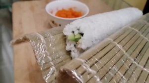Ролл рисом наружу с угрём и огурцом