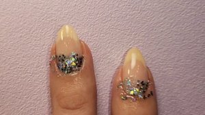 Молочный дизайн с блёстками у кутикулы, обычными лаками для ногтей ?