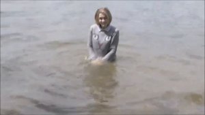 063 Bathing in clothes (купание в одежде)