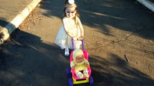 Виталичка Как Мама // Игры для детей // Мама для Кати // Малыш на прогулке // Кукла пупсик гуляет