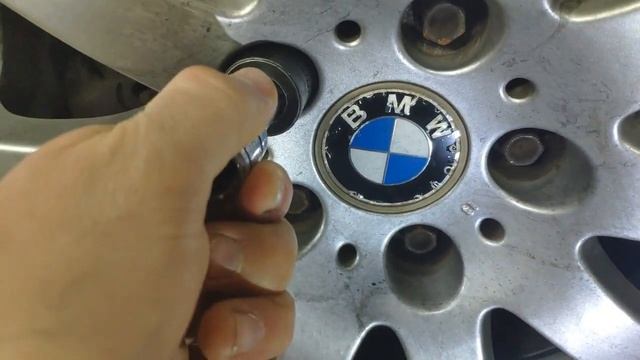 Как выкрутить секретку с колеса без ключа HOW TO REMOVE A WHEEL LOCK NUT WITHOUT A KEY  LOCK BOLT