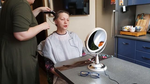 Стрижка под ноль / Мне понравилось быть без волос / Это шикарная стрижка / С волосами ушла болезн смотреть онлайн